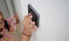 A fost inventat un întrerupător fără fir sau baterie pentru a economisi până la 50% din costurile cablurilor electrice