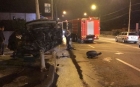Accident spectaculos la Piteşti - o maşină a rămas suspendată pe un stâlp de electricitate