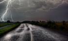 Alertă meteo de furtuni în aproape toată ţara, începând din această seară