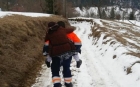 Ambulanţierul din Apuseni care a cărat o pacientă în spate, chemat să dea o notă explicativă pentru că nu a respectat protocolul 