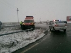 Ambulanță SMURD, care transporta un pacient, implicată într-un accident. Trei paramedici, răniți