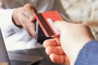 Astia ne omoara cu zile! Mancam 5 grame de plastic in fiecare zi si consumăm echivalentul unui card în fiecare săptămână