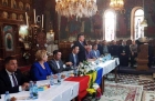 Au intrat dracii in Biserică! Politicienii din Prahova au intins masa in fata Altarului si stau cu spatele la sfintele icoane si usi imparatesti