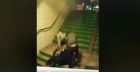 Bătrân bătut cu sălbăticie pe scările unui pasaj din Braşov. Doi tineri l-au lovit cu pumnii şi picioarele, lăsându-l inconştient