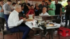 Bogdan Lungu s-a prezentat cu o navetă de bere la sediul PSD, după ce a pierdut un pariu cu Dragnea, dar a refuzat să mănânce mici cu acesta