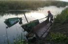 Buldozer, căzut într-un canal de irigaţii. Conducătorul utilajului a fost găsit prins în vegetația deasă