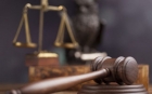 Clujean condamnat la şase luni de închisoare cu suspendare, după ce a tuşit în faţa unui poliţist, ameninţându-l că-i transmite Covid-19