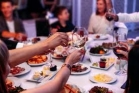 Consumul de alcool îmbată neuronii și poate duce la mâncatul excesiv (studiu)