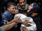 Continuă măcelul în Gaza: 59 de palestinieni, între care și copii, uciși în timp ce se duceau să ia mâncare
