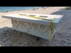 Descoperire de proporții pe o plajă din Bulgaria: clienții unui bar mâncau pe un artefact sinistru, modificat pentru a părea că este doar o masă

