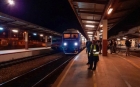 Doi tineri au furat 19 metri de cale ferată şi au crezut c-au scăpat cu prada. Unde îi aşteptau poliţiştii

