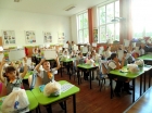 Elevii fără posibilităţi materiale vor beneficia de rechizite şcolare din fonduri europene