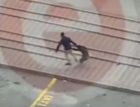 Femeie târâtă și bătută pe stradă în Pitești. Scenele șocante au ajuns virale
