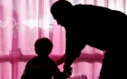 Fetiţă de 2 ani şi 3 luni, maltrată de îngrijitoare la o creşă din Piatra Neamţ. „Stai pe oliţă, că-ţi sucesc capul la spate!"
