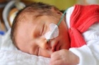 Fetiță de 2 ani, în comă alcoolică la spital după ce a mâncat pufuleți îmbibați în alcool