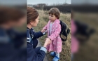 Fetiţă de trei ani, în haine de casă şi cu ghiozdan în spate, găsită de poliţişti pe marginea unui drum din Buzău
