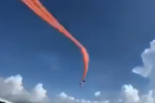 Fetiță de trei ani, ridicată de la pământ de un zmeu, în timpul unui festival