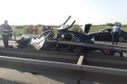 FOTO Groaznic de pe Autostrada Piteşti - Bucureşti, după un accident între o motocicletă şi o maşină. Şoferul a murit. Alte două persoane, grav rănite