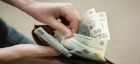 Guvernul ia tot mai mult din banii angajaţilor: decalajul dintre salariile brut şi net a crescut