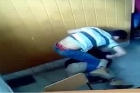 Imagini șocante: Elev bătut cu sălbăticie într-o sală de clasă a unei școli din Timiș