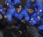 Imaginile in care un jandarm loveste protestatarii sunt analizate. "Este o actiune individuala. Si-a pierdut calmul sub presiunea multimii"
