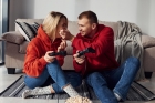 Importanța jocului în relații: cum pot jocurile să aducă partenerii mai aproape?
