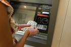 In vreme de austeritate băncile trec printr-o epocă de aur. Ce alimenteaza profiturile sfidatoare la adresa oamenilor simpli