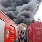Incendiu intr-un bloc din Resita: Un om a murit intoxicat cu monoxid de carbon, alti 24 au fost evacuati cu autoscara