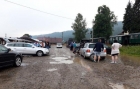 Incident grav la Suceava. 300 de turiști au fost terorizați de un psihopat care a intrat cu mașina pe calea ferată