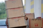 Individ prins de poliţişti în timp ce incendia ţigări de contrabandă