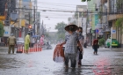 Inundațiile masive din orașul vietnamez Da Nang au făcut ca oamenii să iasă la pescuit pe stradă