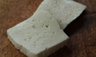 Mai mult de jumatate din branzeturile comercializate in Romania contin doar 4 % lapte. Cum faci diferenta intre branza adevarata, din lapte si cea falsificata plina de margarina