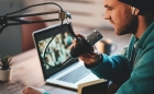 Mai multe companii introduc instrumente de cenzură bazate pe Inteligența Artificială pentru detectarea „dezinformării" în podcasturi