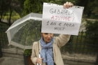 Mai multe organizatii au "sarbatorit", intr-o petrecere-protest, "un an de bezna administrativa" in fata Primariei Bucuresti