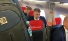 Marcel Ciolacu a ajuns vedetă pe rețele de socializare: românii l-au filmat în aeroport când își căra singur bagajele!
