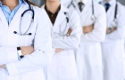 Medicii tineri si dăruiti meseriei ne pleacă din țară că nu mai au loc de șpăgari. Inca patru medici prinsi cu mită sunt urmăriti penal
