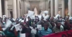 Mii de imigranți fără documente au ocupat Panteonul din Paris și cer să primeasca acte. Mișcarea Vestele negre