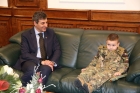 Ministrul Motoc i-a înmânat copilului Adrian Chira un brevet onorific de soldat