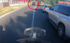 Momentul în care maşina ministrului Transporturilor depăşeşte neregulamentar numeroase maşini înainte de a face accident