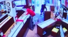 Momentul unui jaf de 90 de secunde comis în plină zi. Hoții au luat diamante și ceasuri de lux