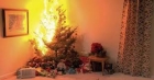 Nervos pe consoartă, a dat foc bradului de Crăciun
