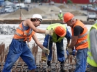 Numărul muncitorilor necalificaţi din România a crescut cu 8%
