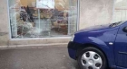 O angajată de la Bancpost a intrat cu mașina în geamul sucursalei BRD