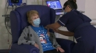 O batrana de 90 de ani din Irlanda de Nord e prima persoană din lume căreia i s-a facut vaccinul Pfizer în afara testelor