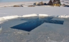 O cruce de gheaţă pentru Boboteaza, confecţionată anul acesta într-un depozit frigorific, din cauza temperaturilor ridicate
