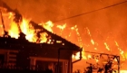 O femeie și-a ucis mama în Filipeștii de Pădure, după care a dat foc casei