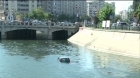 O maşină a căzut în Dâmboviţa. Şoferul a reuşit să se salveze singur