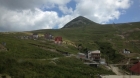 O maşină a căzut în prăpastie pe Transalpina