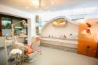 Operatiunea "dinți contra sex": O româncă a spart rețeaua de dentiști falși din Italia după ce a fost ofertată cu reduceri în schimbul relațiilor intime
