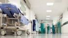 Pacienți proaspăt operați, plimbați pe holuri printre vizitatori